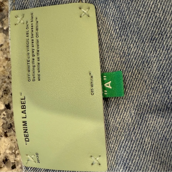 Off-White - Picture 4 of 4